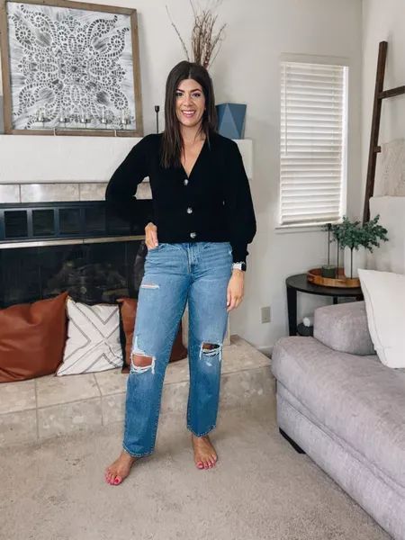 Styling A Cropped Sweater, Cardigan Jeans Outfit Casual, Jeans Black Cardigan Outfit, Oversized Cropped Cardigan Outfit, Cardigan As Top Outfit, Jeans Cardigan Outfit Fall, Mom Cardigan Outfits, 3 Button Cardigan Outfit, Cropped V Neck Cardigan Outfit