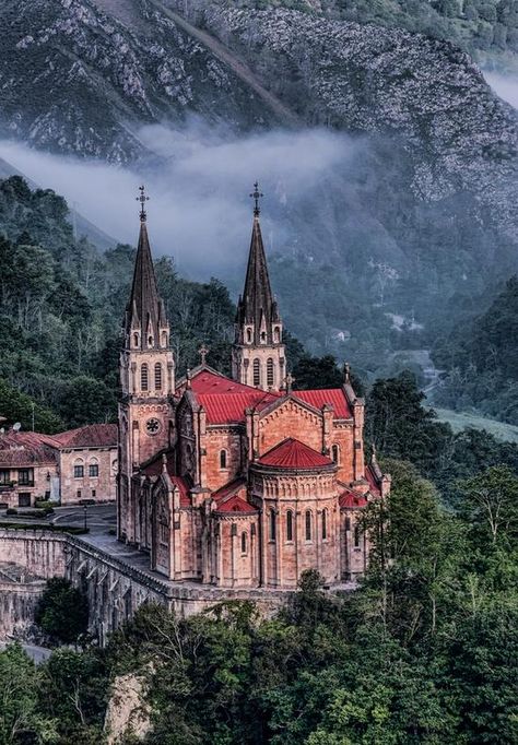 Covadonga, Asturias, España Magic Places, Asturias Spain, Real Estat, Northern Spain, Fairytale Castle, Voyage Europe, Beautiful Castles, Spain And Portugal, Place Of Worship