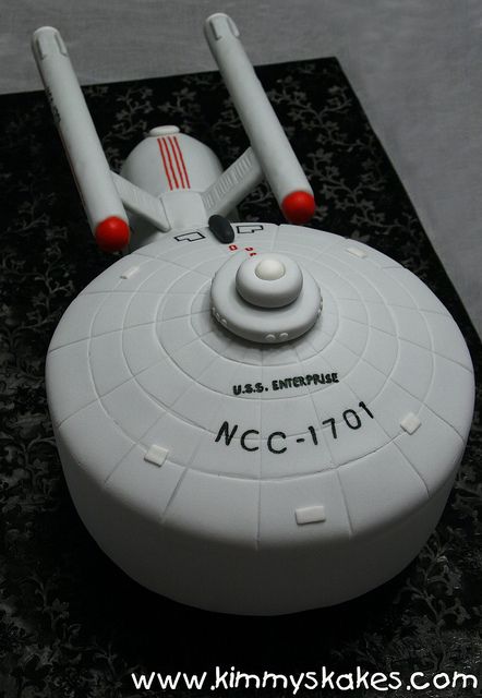 For the Trekkie. Horror Cakes, Star Trek Cake, Star Trek Birthday, Star Trek Party, Star Trek Theme, Star Trek Wedding, 3d Cakes, Birthday Star, Star Trek Starships