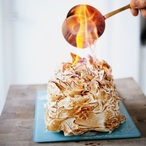 A fantastic after dinner show stopper, this Baked Alaska Recipe was featured on the second series of Baking Mad with Eric Lanlard on Channel 4. Baked Alaska Recipe, Tropical Recipes, Decorative Desserts, Chocolate Easter Cake, Chocolate Nests, Showstopper Cakes, Baked Alaska, Pudding Desserts, Christmas Food Desserts