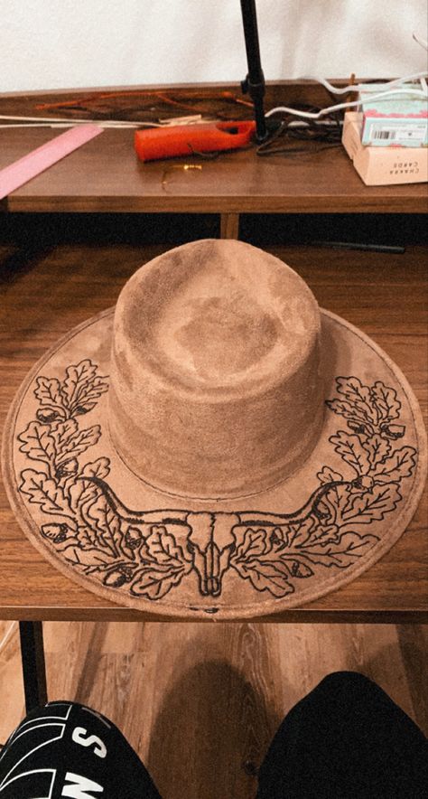 Pyrography On Felt Hat, Felt Burnt Hats, Woodburning Felt Hat, Burning Designs On Hats, Lainey Wilson Inspired Hat, Wood Burned Hats Women, Wood Burning Hat Ideas, Cowboy Hat Burning, Burned Cowboy Hat Designs