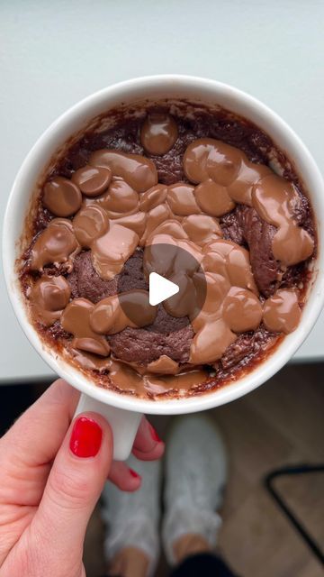 Rachel Hornibrook on Instagram: "NUTELLA MUG CAKE ✨ This is such a delicious and simple dessert to make requiring just a few ingredients. I whipped this up during my stay at @staycityaparthotels - their kitchenettes have everything you need to make delicious homemade meals while you stay with them which is always a must for me while I’m away.   AD  Full recipe below, tag who would love this 🤌🏻  3 tbsp self raising flour  1 heaped tbsp Nutella + 1 tsp extra for the centre  2 tsp cocoa powder 2 tsp light brown sugar  2 tsp melted butter  2 tbsp milk  20g chocolate chips + extra to top   Add all of the ingredients except the chocolate chips to a microwave proof mug and mix until smooth. Add in the chocolate chips and stir. Add the extra 1 tsp of Nutella in the Centre. Microwave for approxim Mug Cake Nutella, Nutella Mug Cake, Chocolate Chip Mug Cake, Dessert To Make, Self Raising Flour, Mug Cake Microwave, Simple Dessert, Homemade Meals, Chocolate Nutella