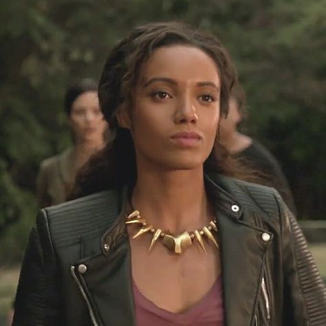 dc's legends of tomorrow • 'zari', 3x03 • amaya jiwe • maisie richardson-sellers Amaya Jiwe, Vixen Dc, Maisie Richardson, Maisie Richardson Sellers, Dc's Legends Of Tomorrow, Legends Of Tommorow, Arrow Black Canary, Hex Girls, Legends Of Tomorrow