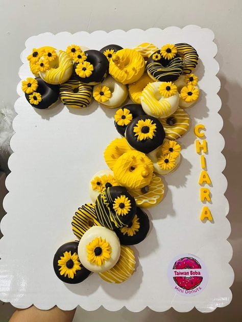 Cupcakes With Mini Donuts On Top, Mini Donut Display Ideas, Mini Donut Cake, Mini Donuts Decoration, Mini Donuts Ideas, Donut Bouquet, Donat Glaze, Donut Birthday Cake, Deco Cupcake