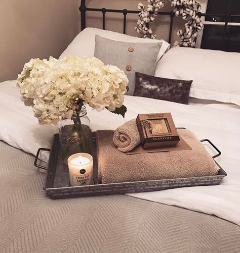 Guest Bedroom Serving Tray! Guest Room Bed Tray, Welcome Tray Guest Room, Guest Gift On Bed, Trays For Bed, Guest Serving Ideas At Home, Guest Room Tray On Bed, Guest Bedroom Welcome Tray, How To Style A Tray On A Bed, Guest Tray On Bed