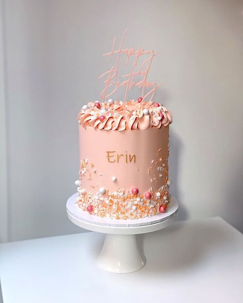 Cake Me Crazy®️ on Instagram: “Peaches and cream..what a dream.  . . Peach colour by @colour.mill Rose all day sprinkles by @fancysprinkles  Peach topper by…” Peach Colour Birthday Cake, Peach Color Cake Ideas, Peach Birthday Cake Ideas, Peach Colour Cake Designs, Peach Colored Cake, Peach Cake Decoration, Peach Colour Cake, Peach Color Cake, Peach Theme Cake