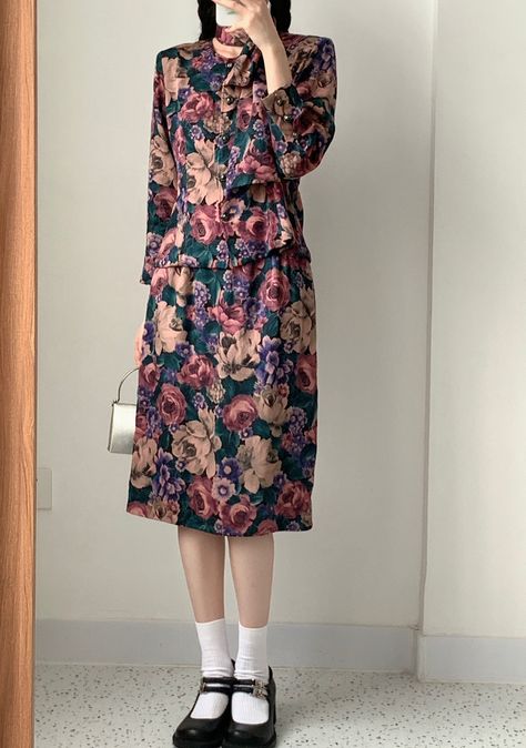 Vintage Full Skirt For Workwear, Vintage Winter Workwear Skirt, Vintage Floral Print Outerwear For Work, Non-stretch Vintage Skirt For Spring, Store Sweatshirts, Retro Outfits Dress, 1950s Fashion Men, 1940s Shorts, 1950s Vintage Style Long Sleeve Outerwear