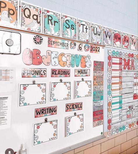 Primary Classroom Themes, Classroom Themes 2024-2025, 2nd Grade Classroom Setup Themes, Classroom Aesthetic Elementary, First Grade Bulletin Board Ideas, 1st Grade Classroom Decor, Objectives Bulletin Board, First Grade Classroom Set Up, 2nd Grade Classroom Setup