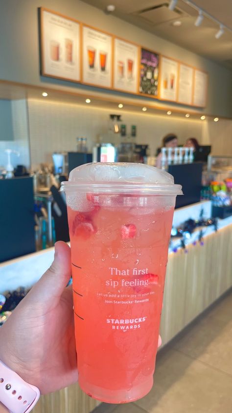 Squash Drink, Best Korean Food, Juice Branding, Bubble Milk Tea, Fancy Drinks, Natural Drinks, Sweet Drinks, Pretty Drinks, Food Drinks Dessert