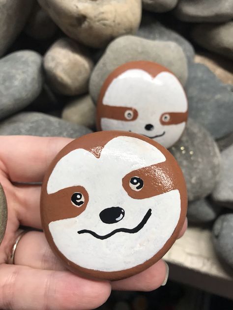 Sloth painted rock beginner Posca Rock Kunst, Painted Rock Animals, Sally Nightmare Before Christmas, Art Painting Tools, Painted Rocks Kids, Posca Art, Painted Rocks Craft, Art & Craft Paint, Painted Rocks Diy