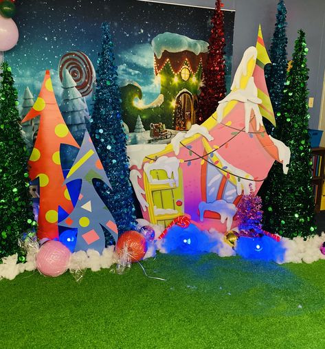 Christmas Themed Classroom, Cardboard Cutouts Diy, Grinch House, Grinch Backdrop, The Grinch 2000, Grinch Play, Whoville Christmas Decorations, Winter Window Display, Grinch Decor