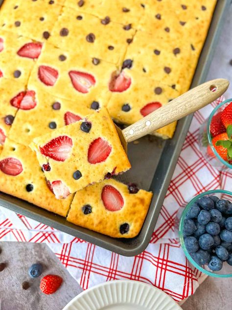 Sheet Pan Pancakes from Pancake Mix - Whiskful Cooking Sheet Pancakes, Berry Overnight Oats, Sheet Pan Pancakes, Pan Pancakes, Easy Breakfasts, Banana Oatmeal Cookies, Breakfast Casserole Easy, Classic Breakfast, Pancakes Ingredients