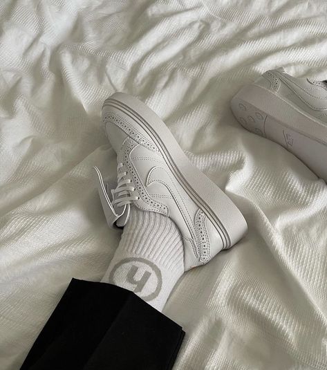 Acubi Fashion Sneakers, Korean Sneakers Aesthetic, Douyin Sneakers, Harajuku White Sneakers For Streetwear, Nike Kwondo, White Harajuku Sneakers For Streetwear, Sneakers Korean, Visual Diary, Nike Sneakers