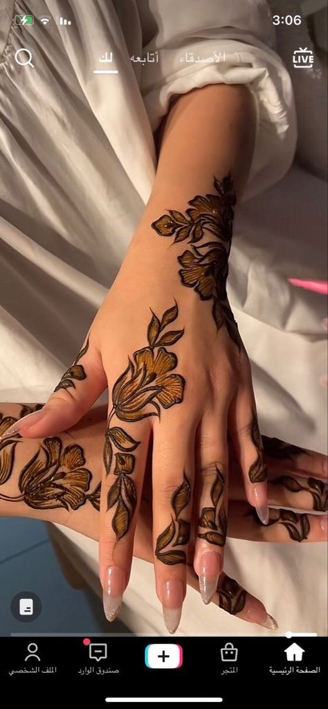 New Aesthetic Mehndi Designs, Henna Right Hand, Back Henna Designs Hand, Henna Designs 2024, Floral Henna Designs Simple, Hena Design Hand, Khaliji Henna, School Visionboard, Little Henna Designs