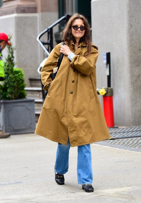 Katie Holmes & Emily Ratajkowski Have Two Very Different Takes On The Spring Coat Katie Holmes Style 2024, Katie Holmes Outfits, Katie Holmes Style, Dress Over Jeans, Transitional Fashion, Khaki Coat, Blue And White Shirt, Nyc Street Style, Black Leather Coat