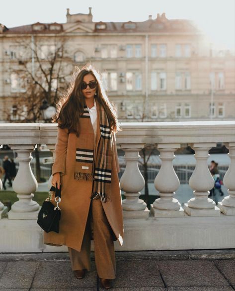 Burberry Scarf Outfit, Seasonal Outfits, University Outfit, Scarf Outfit, Burberry Scarf, Autumn Winter Fashion, Winter Fashion, Burberry, Trench Coat