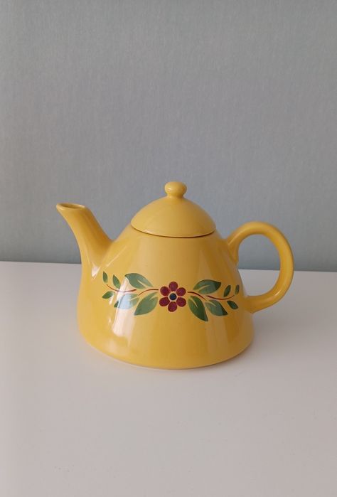 Scandinavian Kitchen Decor, Yellow Stuff, Retro Teapot, Teapot Decor, Mcm Home, Ceramic Cafe, Painted Teapot, Blue And Burgundy, Teapot Design