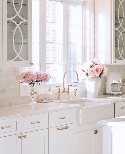 Pink White Gold Kitchen, White And Rose Gold Kitchen, Feminine Kitchen, Hamptons Houses, Pink House Interior, College Apartment Diy, Rose Gold Kitchen, Glam Kitchen, Appartment Decor