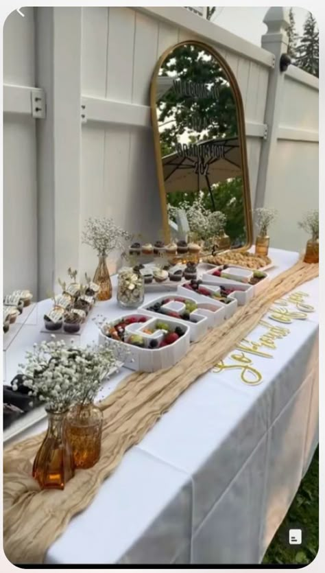 Graduation Backyard Decorations, Graduation Party Decor Simple, Creative Grad Party Ideas, Extravagant Graduation Party, Garden Graduation Party Decorations, Graduation Party Ideas University, Earth Tone Graduation Party, Country Grad Party Ideas, Pretty Graduation Party