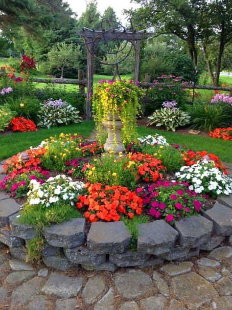 Round Garden Bed, Flower Garden Design Ideas, Small Flower Garden, Small Flower Gardens, Beautiful Flower Garden, Backyard Flowers Garden, Small Yard Landscaping, Round Garden, Backyard Flowers