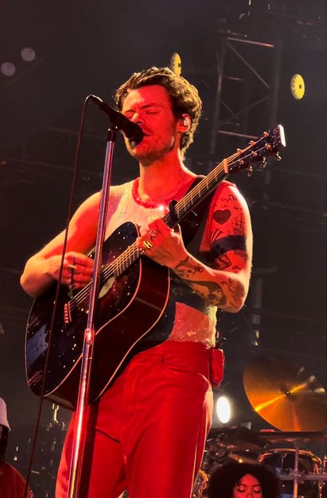 Horsens Denmark, Harry Styles Singing, Harry Styles Tour, What Makes You Beautiful, Harry Styles Pictures, Harry Styles Love On Tour, Treat People With Kindness, How Many People, Love On Tour