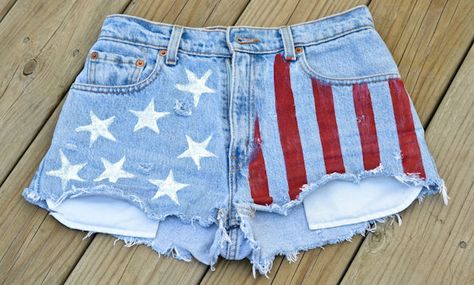 Diy American Flag, Diy Denim Shorts, Diy Jean Shorts, Painted Shorts, American Flag Shorts, Cowgirl Style Outfits, Usa Jeans, Diy Shorts, 4th Of July Outfits