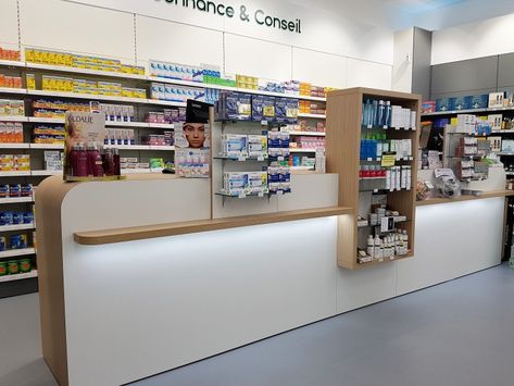 Comptoir de pharmacie, Agencement de pharmacie Pharmacy Design Ideas, Medical Clinic Design, Medical Shop, Pharmacy Decor, Wellness Room, Medical Store, Plans Architecture, Clinic Interior Design, Pharmacy Design