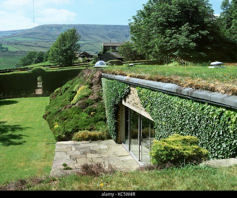 'Underhill': the first modern earth-sheltered house in Britain (1975) - the self-designed home of architect Arthur Quarmby, near Holmfirth, Yorkshire. Turf Roof, Sheltered Housing, Earth Sheltered, Passive Design, Eco Architecture, Sustainable Technology, Natural Ecosystem, Passive House, Natural Ventilation