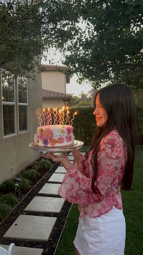 Ig:salmaximenaa aesthetic birthday cake flower birthday flower cake Aesthetic Flower Cake, Fifteen Birthday Cake, Birthday Flower Cake, Aesthetic Birthday Cake, Birthday Dream, Fifteenth Birthday, 25th Birthday Cakes, 13 Birthday, Aesthetic Birthday