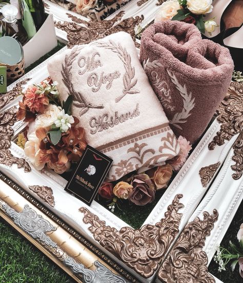 Hantaran Aesthetic, Seserahan Handuk, Manifest Marriage, Hidden Hantaran, Ide Hampers, Hantaran Ideas, Box Hantaran, Bad Cover, Dulang Hantaran