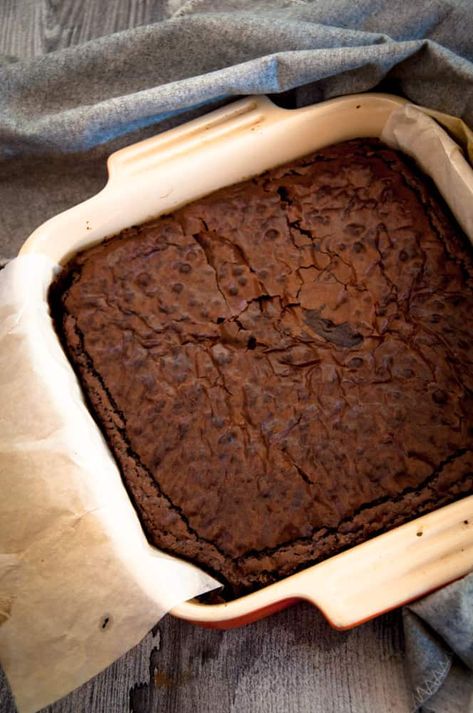 This pantry-friendly cocoa brownie with oil will become your go-to brownie recipe. The top is crackly and the center is fudgy is so easy to get. Brownies With Oil, Brownie Recipe With Oil, Happy Brownies, Brownie Recipe With Cocoa, Choc Brownies, Oil Brownies, Red Velvet Cookie Recipe, Easy Bakes, Cocoa Powder Recipes