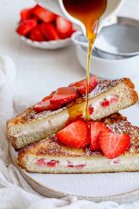 Breakfast Ideas Fun, Diner Breakfast Recipes, Cute Breakfast Recipes, Valentine’s Breakfast Ideas, Breakfast Ideas Cute, Cute Breakfast Food, Valentines French Toast, Strawberry Brunch, Strawberry Breakfast Ideas