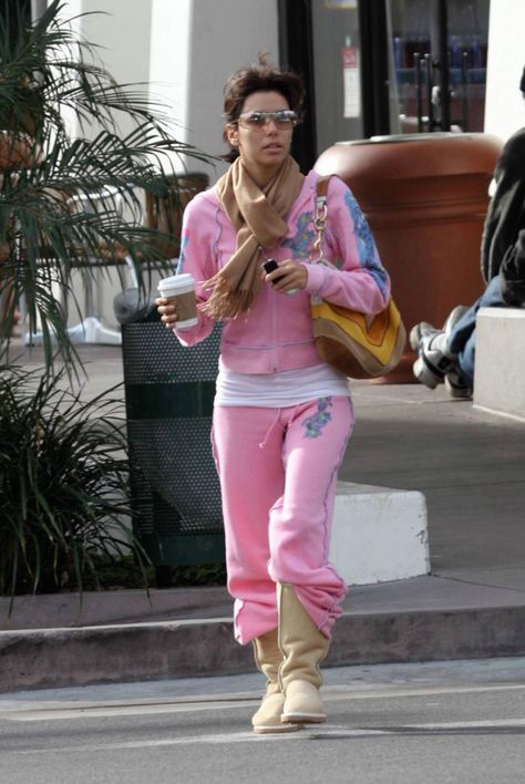 Winter Outfits Sweatpants, Blue Pigtails, 2000s Street Style, Fabric Outfits, 2000s Clothing, 2000s Outfit, Walking Outfits, 2000 Fashion, Early 2000s Fashion