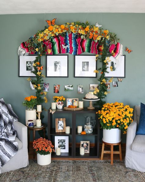 A modern Day of the Dead DIY to celebrate Hispanic heritage. Dia De Los Muertos honors life and celebrates those who have passed. Mexican Altar Ideas, November Magic, Friday Kahlo, Day Of The Dead Diy, Easy Home Diy, Mexican House, Dia De Los Muertos Decorations Ideas, Family Altar, Mexican Kitchen Decor