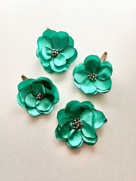 Teal green Hair clips | bridesmaid hair clips | party hair pin | flower girl hair clip #wedding #green #etsy Green Hair Accessories Wedding, Emerald Green Hair Accessories, Dark Green Hair Accessories, Flower Girl Hair Clip, Green Flower Hair Clip, Turquoise Hair Clip, Bridesmaid Hair Clips, Bridesmaid Hair Pins, Bridal Hair Combs Pearl