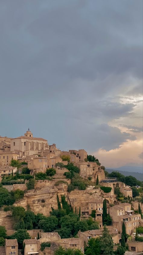 small village in southern france before sunset Old Money Screensaver, Old Money Style Wallpaper, Aesthetic Wallpaper French, Phone Backgrounds Old Money, Old Money Aesthetic Phone Wallpaper, Old Money Iphone Wallpaper, Old Money Phone Wallpaper, French Wallpaper Iphone, Old Money Lockscreen