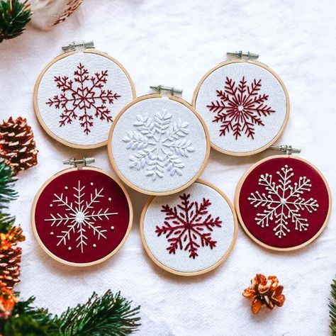 The cutest Christmas embroidery designs for your holiday stitching. Thread your needle and stitch your way through the winter season. Noel Cross Stitch Pattern, Embroidery Circle Designs, Christmas Embroidery Simple, Christmas Embroidery Patterns Free, Snowflake Embroidery Pattern, Free Christmas Embroidery Patterns, Christmas Embroidery Ideas, Embroidery Christmas Ornaments, Christmas Hand Embroidery