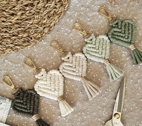 Macrame With Charms, Macrame Crafts To Sell, Macrame Souvenir, Cheap Wedding Favor Ideas, Tassen Hanger, Cheap Wedding Favors, Simpul Makrame, Pola Macrame, Wedding Favor Ideas