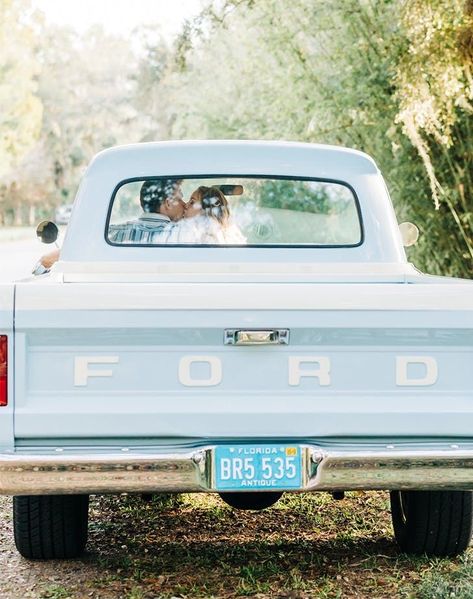 Engagement Photos With Old Truck, Old Truck Engagement Pictures, Vintage Truck Wedding, Couple Engagement Shoot, Old Truck Photography, Car Engagement Photos, Car Couple, Country Couple Pictures, Idea Photography