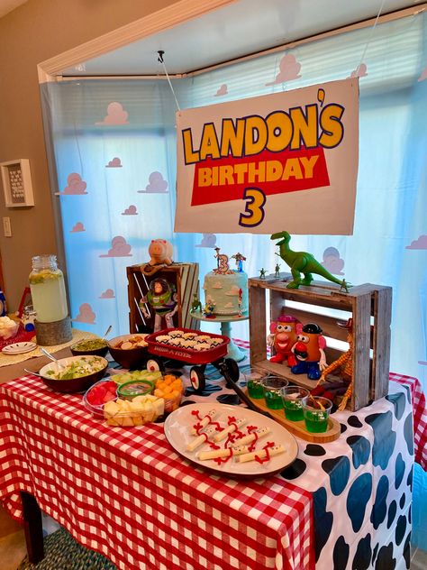 Dollar Tree Toy Story Party, Toy Story Party Decorations Ideas, Toy Story Birthday Party Table Ideas, Toy Story Table Decorations, Dollar Tree Toys, Toy Story Party Food, Buzz Lightyear Party, Toy Story Party Decorations, Birthday Party At Home