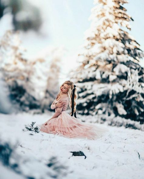 Snow Glamour Photoshoot, Snow Quinceanera Pictures, Snow Princess Photoshoot, Snow Dress Photoshoot, Snow Queen Photoshoot, Winter Fairytale Photoshoot, Winter Birthday Photoshoot Women, Winter Senior Picture Ideas, Winter Graduation Pictures