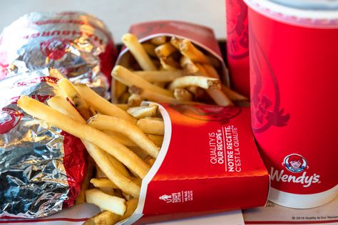 20 Meatless and All-Vegan Options You Can Find at Popular Fast Food Chains - One Green PlanetOne Green Planet Vegetarian Fast Food Options, Vegan Fast Food Options, Vegan Fast Food, Food Chains, Vegetarian Fast Food, Beef Meat, Green Planet, Fast Food Chains, Food Options