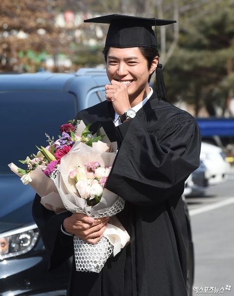 Park Bo Gum Graduates From Myongji University | Soompi Bo Gum Boyfriend Material, Park Bogum Boyfriend Material, Park Bo Gum Boyfriend Material, Park Bo Gum Smile, Park Go Bum, Park Bogum, Park Bo Gum, Graduation Photoshoot, Cute Asian Guys