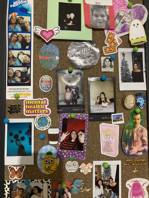 Instax Camera Decoration Ideas, Polaroid Pin Board, Noteboard Ideas, Polaroid Board Ideas, Diy Polaroid Pictures, Polaroid Room Decor, Polaroid Board, Polaroid Room, Polaroid Stickers