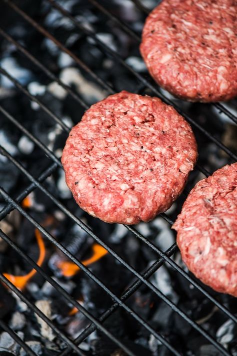 Beef Burger Patties, Burgers On The Stove, Beef Burgers Patties, Grilling Burgers, Burger Grill, Ultimate Burger, Juicy Burgers, Burger Meat, Burger Patties