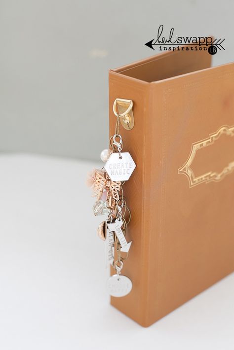 Journal Charms, Charm Bookmark Diy, Diy Bookmark With Charm, Junk Journal Spine Dangles, Bookmarks With Charms, Journal Jewelry, Diy Journal Books, Planner Charms, Heidi Swapp