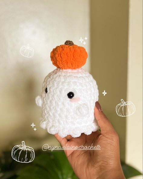 This is a picture of a crochet amigurumi ghost plushie with a pumpkin on his head. Cute Fall Crochet Plushies, Pumpkin Head Crochet, Crochet Ideas For Autumn, Halloween Crochet Inspiration, September Crochet Ideas, Cute Halloween Crochet Patterns Free, Halloween Crochet Stuffed Animals, Crochet Plushies Halloween, Halloween Things To Crochet