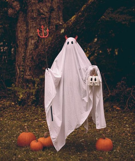 Ghost Trend Drawing, Ghost Bedsheet, Ghost Girlfriend, Sheet Ghost Costume, Ghost Shoot, Sheet Costume, Fotos Halloween, Ghost Challenge, Sheet Ghosts