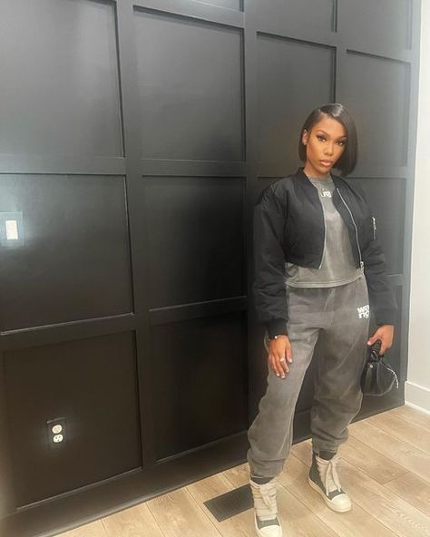 Long Sleeve Tracksuit For Winter Streetwear, Trendy Black Long Sleeve Tracksuit, Black Women Tracksuit, Cozy Long Sleeve Tracksuit For Streetwear, Tracksuit Fits Baddie, Comfy Tracksuit, Pretty Little Thing Outfits, Dunks Outfit Woman, Dunks Outfit