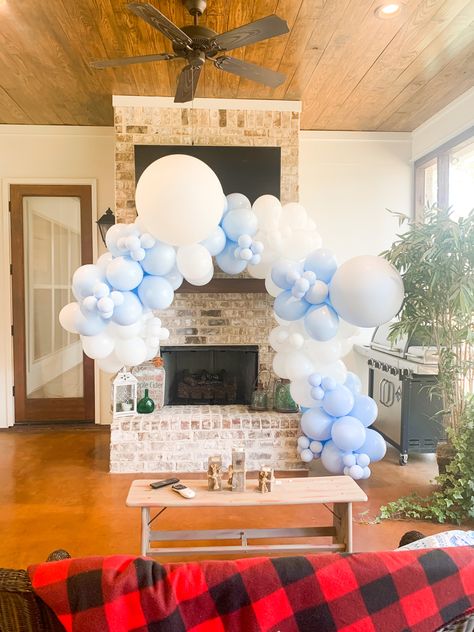 Balloon Arch Around Fireplace, Balloon Arch Over Fireplace, Balloon Garland Over Fireplace, Balloon Arch Fireplace, Balloon Garland On Fireplace, Balloon Garland Fireplace, Fireplace Balloon Garland, Blue And White Balloons, Retro Bridal Showers